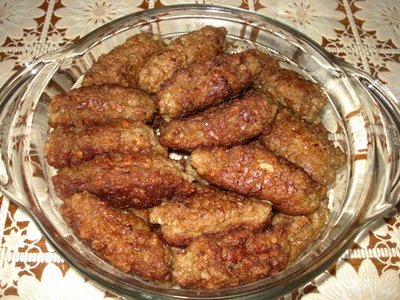 Цыплята с фасолью, мититеи,  шашлык из печени (фригэруй). Румынская кухня